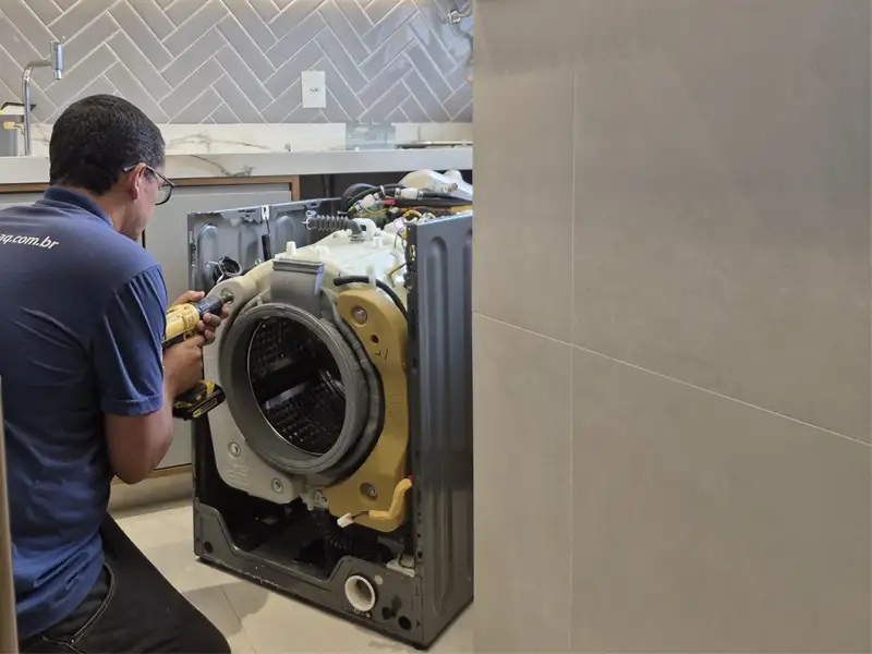 Técnico consertando lava e seca Samsung
